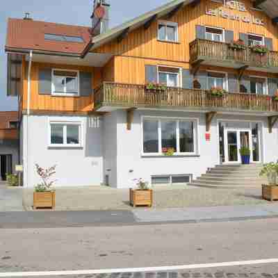 Les Reflets du Lac Hotel Exterior