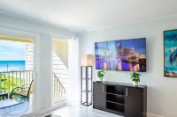 Bay View Rendezvous - Chic Getaway, Stunning Vistas