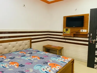 FabHotel Yadhuvanshi Dhaam - 900m from Prem Mandir and Iskcon Temple