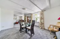 4 Bed-2 Bath-Sleeps 8-Large Garden-Pet Friendly Hotels in Sydling St. Nicholas
