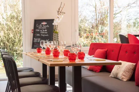 Logis Hôtel Angers Sud Отели рядом с достопримечательностью «Ancien couvent de la Baumette»