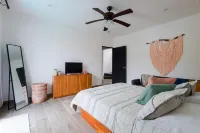 Steps from beach with private pool, rooftop terrace & swim up bar beach club! Playa Hermosa 호텔