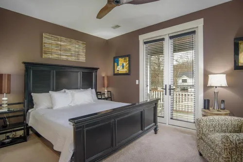 IN TOWN Luxury Resort -hot tub, heated pool & a two season entertainment room