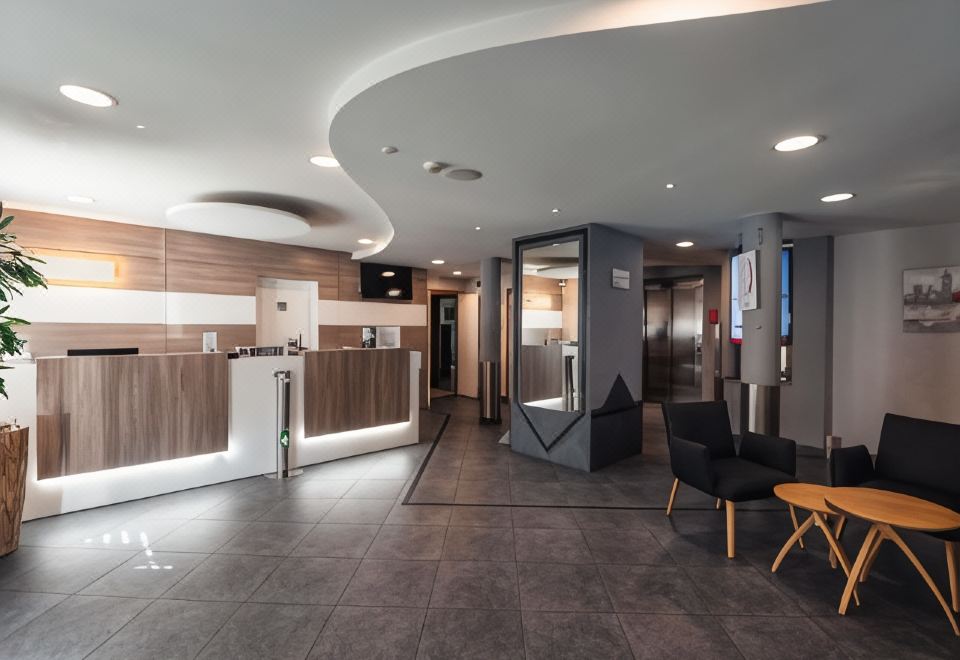 노보텔 샤를로이 센터 로비