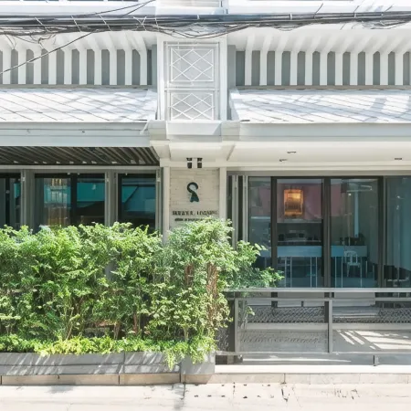 White Ivory Bed and Breakfast Отели рядом с достопримечательностью «Watermark Чао Пхрая»