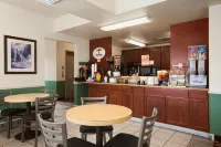 Super 8 by Wyndham Salmon