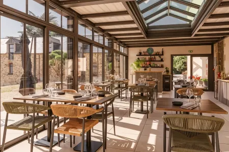 Le Manoir de Kerbot Отели рядом с достопримечательностью «Camping l'Escale»