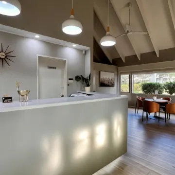 Airport Manor Inn Отели рядом с достопримечательностью «Мангер»