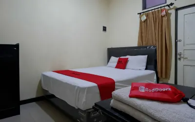 RedDoorz Near Gor Wisanggeni Hotell i Kejambon