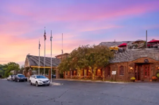 Best Western Plus White Bear Country Inn Hotel di 