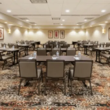 เอ็มบาสซีสวีทส์ บาย ฮิลตัน ฮันท์สวิลล์ โรงแรมในฮันต์สวิลล์