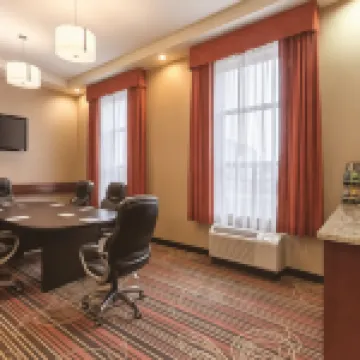 ハンプトン イン バイ ヒルトン エドモントン / サウス、アルバータ、カナダ