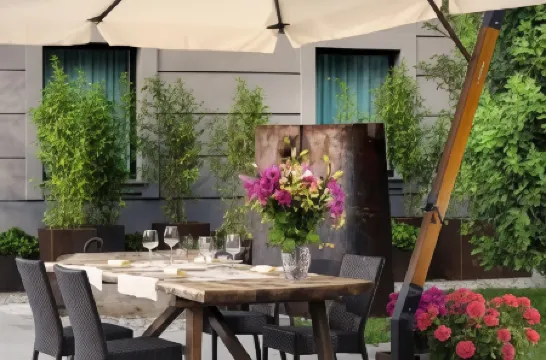 Best Western Falck Village Hotel Отели рядом с достопримечательностью «Archivio Giovanni Sacchi»