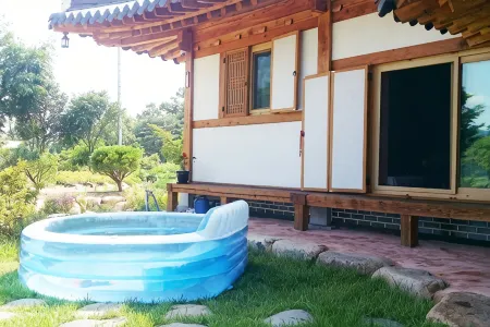 Sangju Eopungdae Hwangto Hanok Pension Отели в г. Санджу