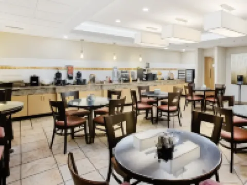 La Quinta Inn & Suites by Wyndham Springfield South Hotels in Springfield