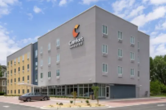 كومفرت إن آند سويتس دستين نير هيندرسون بيتش فنادق في 