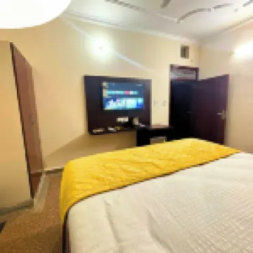 เดอะ มันธาน สเตย์ส