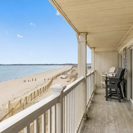 DIRECT OCEANFRONT YEAR ROUND!!! PRIVATE BEACH 2bedrm/2bath sleeps 6 park/4 cars