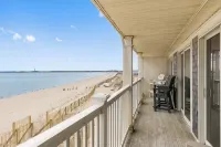 DIRECT OCEANFRONT YEAR ROUND!!! PRIVATE BEACH 2bedrm/2bath sleeps 6 park/4 cars - 3-Star