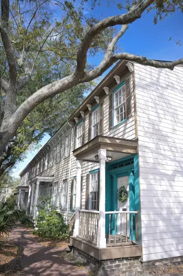 The Maiden Voyage: Themed,Steps to Forsyth,King Bed,Grill,Games,Picnic Basket Hotels in Midtown Savannah