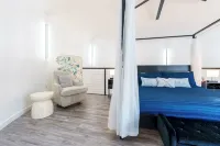 Restored Grain Bin with Hot Tub, King Bed, Vending Machine. Dog-Friendly!