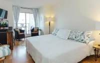 Beach Bliss Oceanfront King Studio! Balcony, Stunning View, Pool, Dock & Hot Tub - Beach