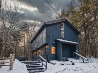 The Quechee Haus: VT Retreat with Outdoor Hot Tub 퀴치 호텔