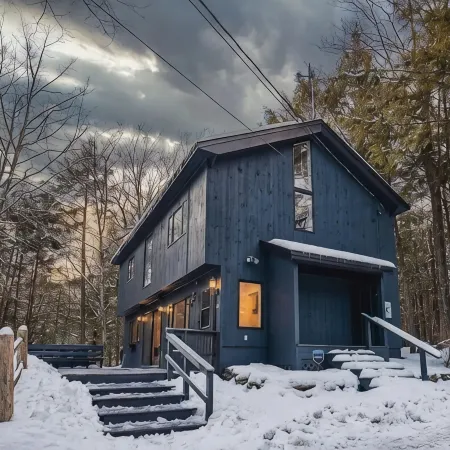 The Quechee Haus: VT Retreat with Outdoor Hot Tub Hotels in Quechee