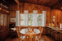 Rustic 1800s' Log Cabin with Modern Amenities on an Old Farm close to Owensboro - 4-Star