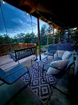 Mtn Views, Guests Rave:FamilyFriendly Cottage, GameRoom, Mins to Lake Laura