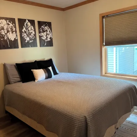 Waterfront cabin with amazing views- Short drive to Dubuque,IA