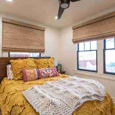 Cozy historic home centrally located. Pet friendly! Beautiful outdoor fireplace. Rooms