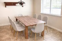 Spacious fully loaded 4-bedroom townhome sleeps 12 freeway access next to BYU
