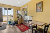 Econo Lodge - 2-Star