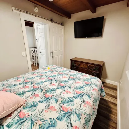 Cottage 32: Flamingo Bungalow - Waterfront Lodging in Downtown Tavares, FL
