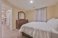 Entire Home-Beautiful 4BR, 3.5BA Retreat in Ankeny, Iowa 2 King Beds, Fenced, AC - Balkon