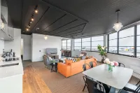Sunny 3BR Petone Apt – Ocean Views, Walk to Shops