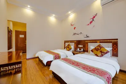HOLLY'S  HOSTEL