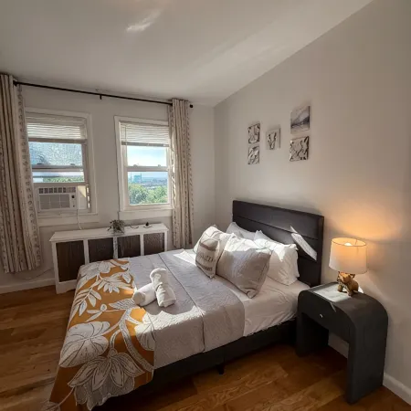 Vibrant 3-BED Stay In Great Neighborhood Near NYC