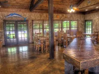 6-bedroom Lodge on 12 acres in Concan, Texas.  Swimming pool & hot tub. Hotels in Concan