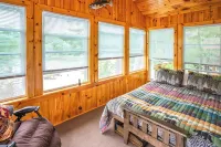 Spacious 5 Bedroom Cabin Riverfront/Black Lake Access