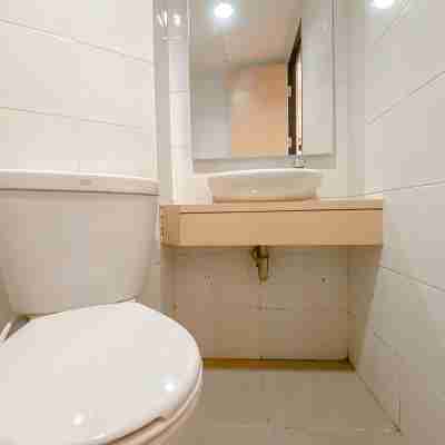 Warm Minimalist Studio Apartment The Alton By Travelio Rooms