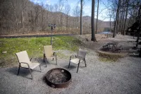 Fall Foliage Riverfront Cabin w/Hot Tub, King Bed, EV & Firepit & Mountain Views - 마운틴 뷰
