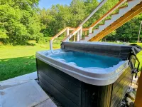 Cozy cabin >> Hottub, WiFi, AC. Easy access to outdoors activities year around Hotels in Addison County