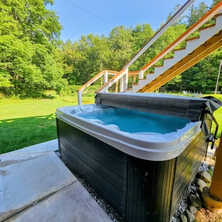 Cozy cabin >> Hottub, WiFi, AC. Easy access to outdoors activities year around