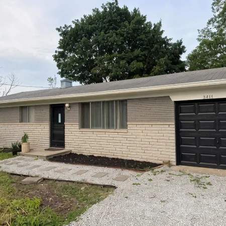 Cozy 3-Bedroom Ranch style house with Huge Backyard & Fire pit