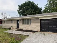Cozy 3-Bedroom Ranch style house with Huge Backyard & Fire pit