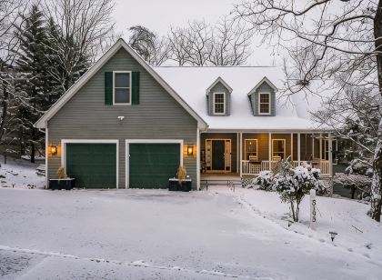 3800 sq ft of Fun! Sleeps 14 • Hot Tub • Pool Table • Pac-Man • Foosball