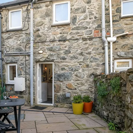 Cosy cottage for two, dog friendly with log burner