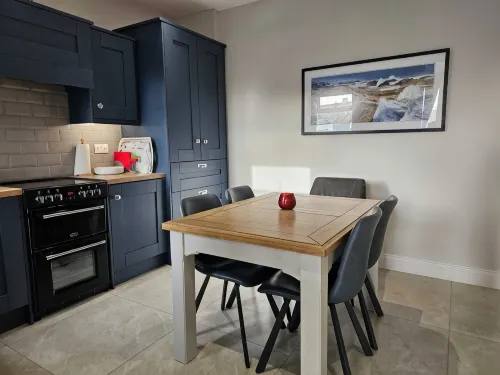Few minutes walk to Royal Portrush Golf Club (Open Championship 2025), 4 bedroom - مطابخ